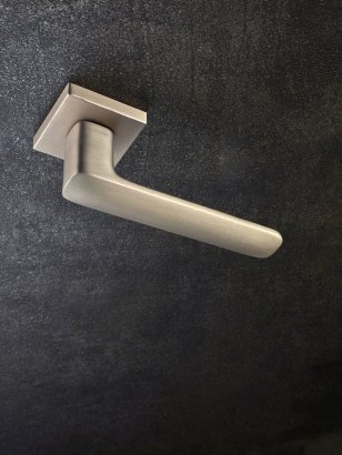 Дверная ручка на квадратной розетке 490 SKY МАТОВЫЙ ХРОМ (FIXA)